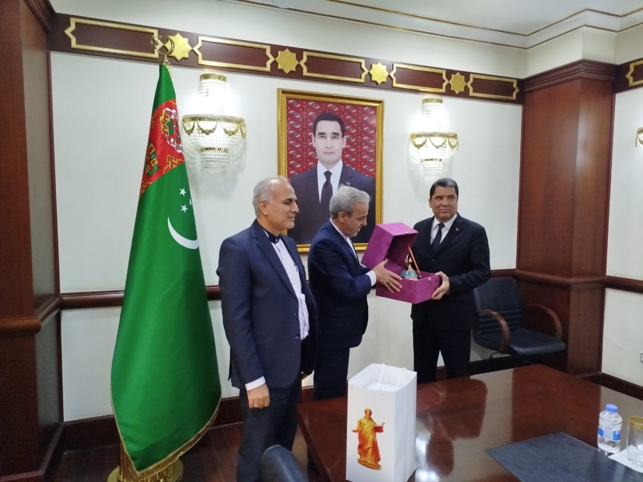 Eýran Yslam Respublikasynyñ Türkmenistandaky ilçisi Türkmenistanyñ Medeniýet ministri bilen duşuşygynda Eýran Yslam Respublikasynyñ Türkmenistandaky täze Medeniýet meseleleri boýunça geñeşçisi Abdolreza Abbasini tanyşdyrdy